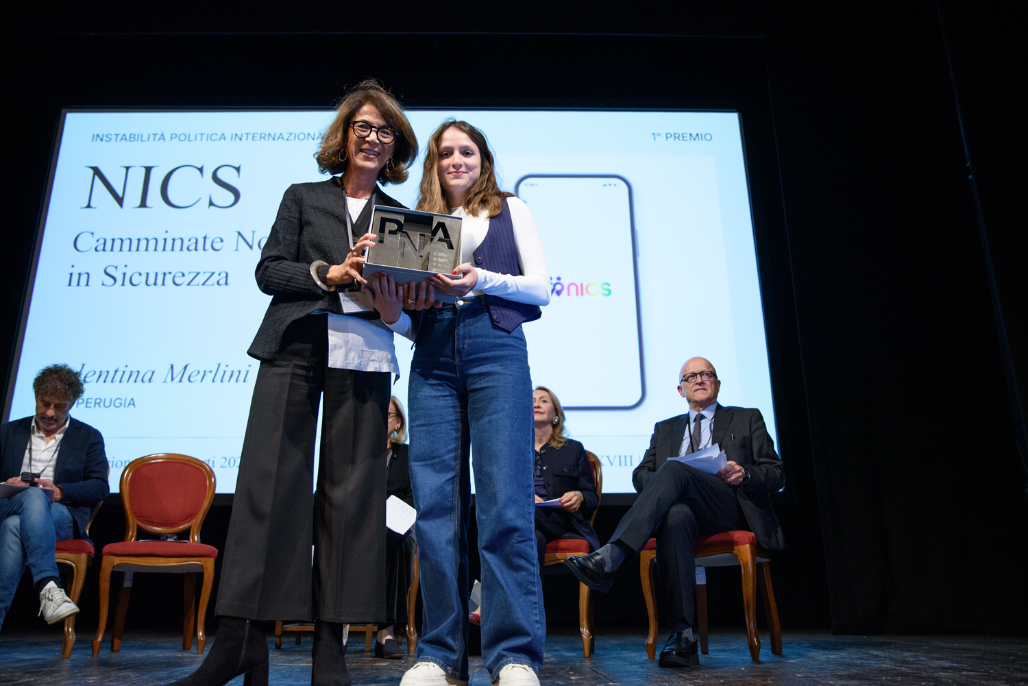 Valentina Merlini insignita del Primo Premio da Daniela Piscitelli, per il progetto "NICS" nella categoria "Instabilità politica internazionale" – ph. Antonio Viscido