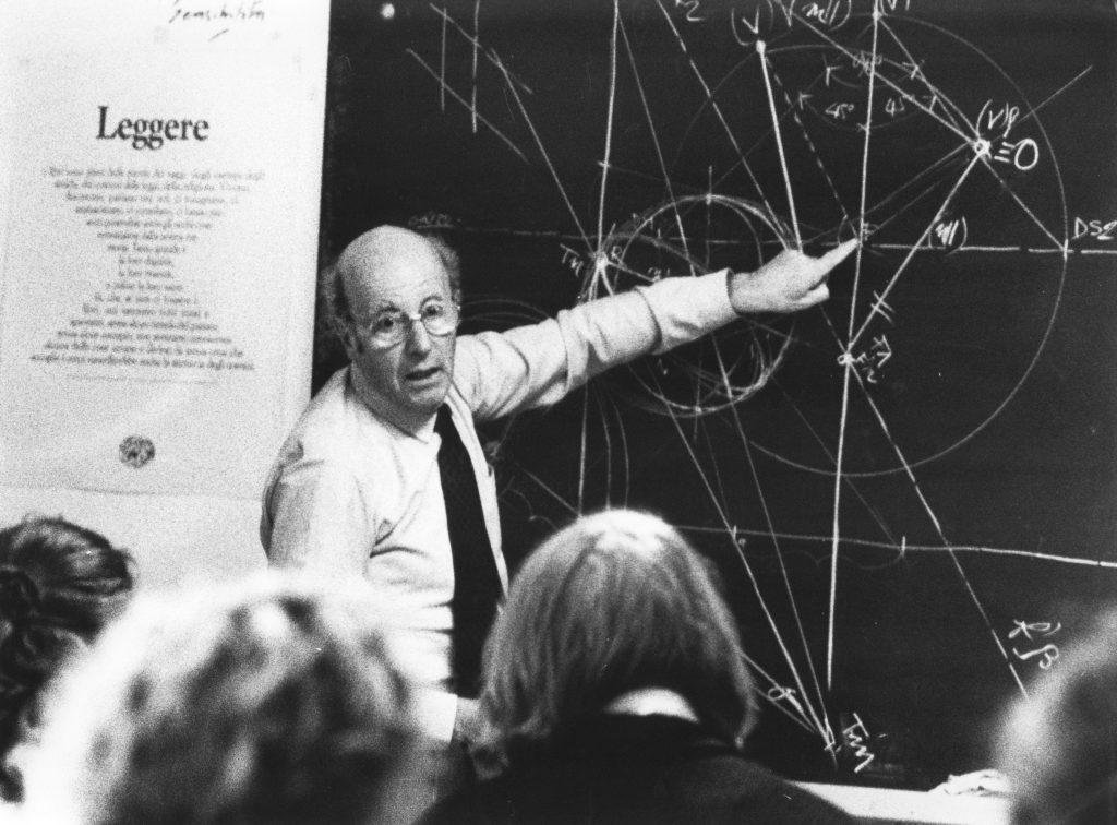 Dante Nannoni durante una lezione di Geometria descrittiva e proiettiva all'ISIA Firenze, 1992