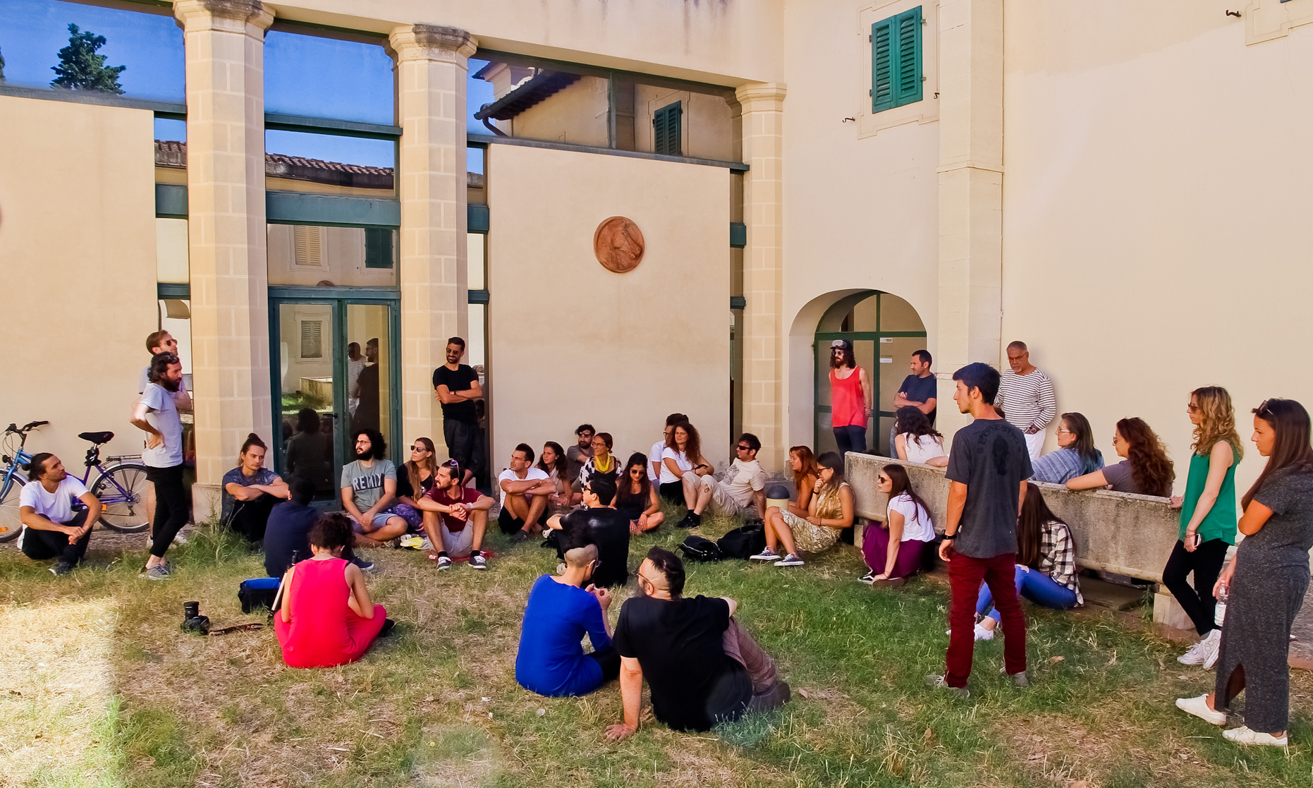 Un momento di brainstorming all'esterno durante la summer school "La Cura" all'ISIA di Firenze
